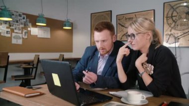Ekran işaret eden kadın takım lideri kapatın. Yaratıcı iş takım toplantısı modern başlangıç Office