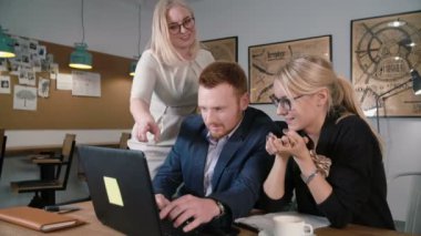 Ekran işaret eden kadın takım lideri kapatın. Yaratıcı iş takım toplantısı modern başlangıç Office