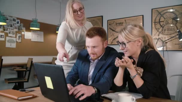 Luk op kvindelige teamleder peger på skærmen. Kreativt business team møde i moderne start kontor – Stock-video