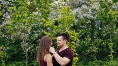 Güzel çift samimi an paylaşmak. Yakışıklı adam, şefkatle kadının saç dokunursa, onlar birbirlerine bakıyorlar. Yavaş mo