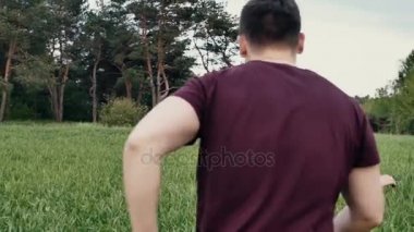 Güzel kadın erkeğine takılıyor, ishal ondan bir alanda, onu kovalıyor. Mutlu aşıklar iyi eğlenceler. Yavaş mo, steadicam vurdu