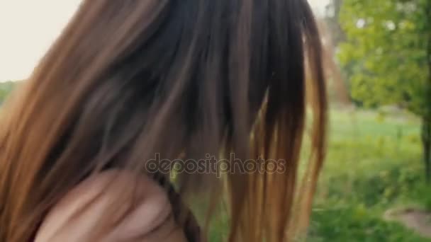 Primo piano dei capelli delle donne ondeggianti. Donna che corre nella natura. Retrovisore, rallentatore, inquadratura costante — Video Stock