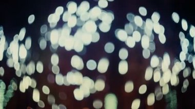 Renkli, bulanık, bokeh arka plan soğuk tonlarda ışıklar. Soyut parıldıyor.