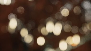 Renkli, bulanık, bokeh ışıklar arka planda sıcak sesi. Soyut parıldıyor.