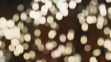 Renkli, bulanık, bokeh ışıklar arka planda sıcak sesi. Soyut parıldıyor.