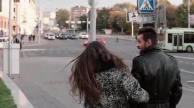 Sevgili sokakta yürümek. Sakallı yakışıklı şık adam geri kamera görünüyor. Arkadan Görünüm, yavaş mo, steadicam vurdu