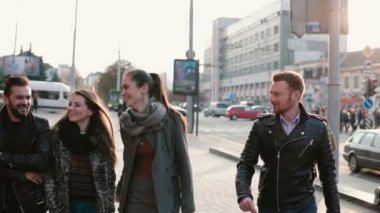 Street mutlu gülümseyen arkadaşlar. Şehir merkezinde konuş ve genç ve güzel insanlar. Atış, Steadicam yavaş mo