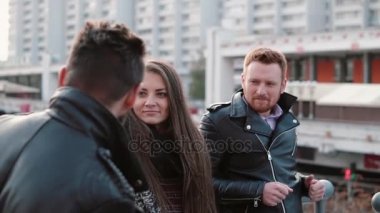 Güzel genç kadın ve yakışıklı bir adam sokakta konuşurken onların arkadaş dinlerken, onlar sonunda kafanı salla. Yavaş mo