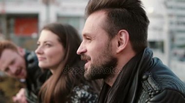Genç kadın ve köprü korkuluk üzerine eğilerek adam yakışıklı adam konuşuyor. Onlar beni dinleyip kafanı salla. Yakın çekim, yan görünüm, yavaş mo
