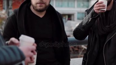 Üç yakışıklı adam konuşma ve kahve dışında sahip sakallı. Yavaş mo