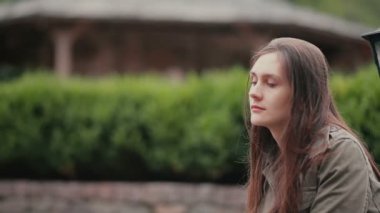 Güzel bir genç kadının özlemle sanki üzerinde bir şey yansıtan ve arıyorum kameraya gülümsüyor