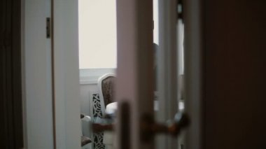 Kadın laptop ve parlak bir yemek üzerinde sabah kahve zevk kullanır. kaydırıcısını sola, açık kapılardan görüntülemek