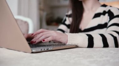 eller genç kadının kullandığı bir parlak yemek dizüstü bilgisayar.