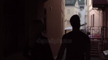 Eski şehir merkezi etrafında yürüyüş aşık genç güzel çift silüeti