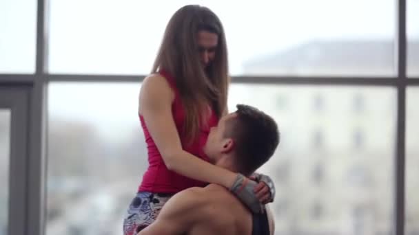 Lovers express love. Male bodybuilder is holding his woman swirling around together, kissing and hugging. — Stock Video