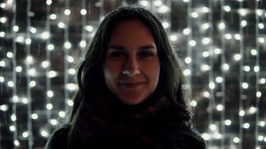 dekoratif duvar parlak ışıkları tam önünde yılbaşı geceleri genç çekici kadın zevk yağan kar