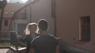 Aşk, girdap gibi içinde bir çift gülümseyerek, şehir, gün batımında öpüşme yavaş mo