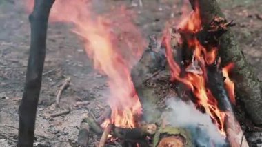 Açık şömine. Gündüzleri odun yanan güzel manzara.