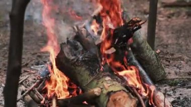 Açık şömine. Gündüzleri odun yanan güzel manzara. Duman bi rüzgar.