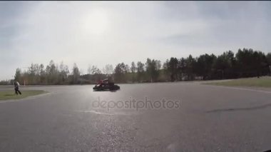 Karting çatışması. Bir kartmoving ve başka bir kart isabet kamera. Go-kart parça.