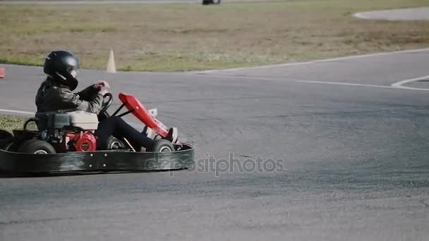 Go-kart track. Man in a kart starts moving. — Stock Video