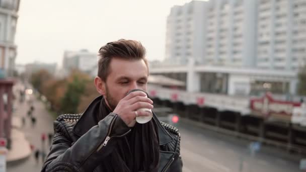 Pria tampan bergaya serius dengan jenggot minum kopi lepas landas atau teh melihat ke samping . — Stok Video