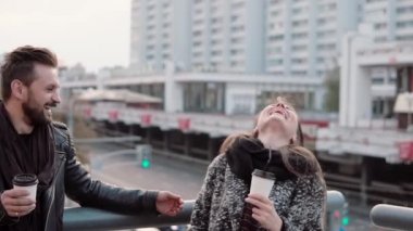 Yakışıklı delikanlı ve güzel bir genç esmer kız eğlenmek, duygusal olarak gülmek, paket servisi olan restoran kahve iç. Yavaş mo