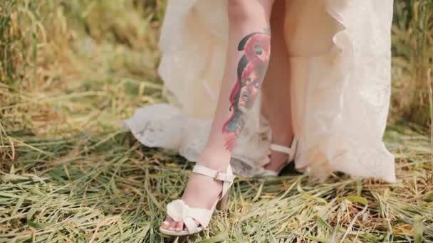 Nevěsta se vám tetování na noze pod svatební šaty. Překvapivý pohled barevné tetování s obrázkem ženy
