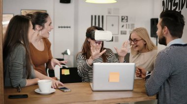 sanal gerçeklik gözlük genç takım ile ilk deneyim genç güzel esmer kız modern başlangıç ofiste destekler.