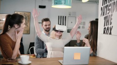 sanal gerçeklik gözlük genç takım ile ilk deneyim genç güzel sarışın kız modern başlangıç ofiste destekler.