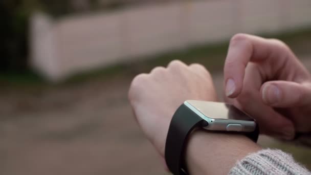 Femme utilisant son appareil tactile smartwatch sur un fond de campagne 4k 