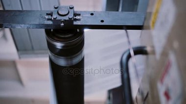 Bir baskı makinesi yazdırma işyerinde gazetede. Ses ile üretim satırındaki ayrıntı yazdırma.