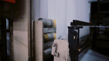 Kağıt baskı ayrıntılı ses ile üretim hattında. Yazdırma işyerinde baskı işlemi.