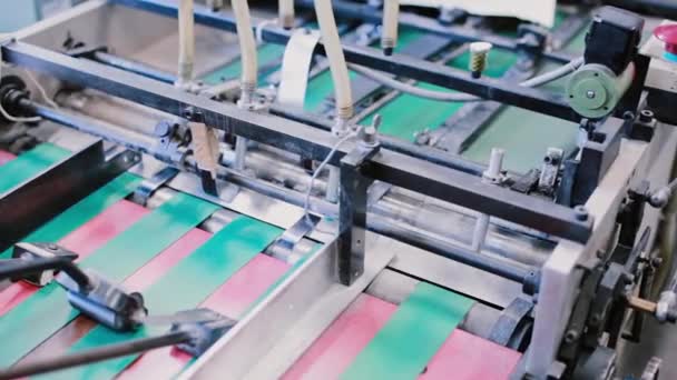 Newspapers in the process of publishing with sound. Printing establishment detail on production line with sound. — Stock Video