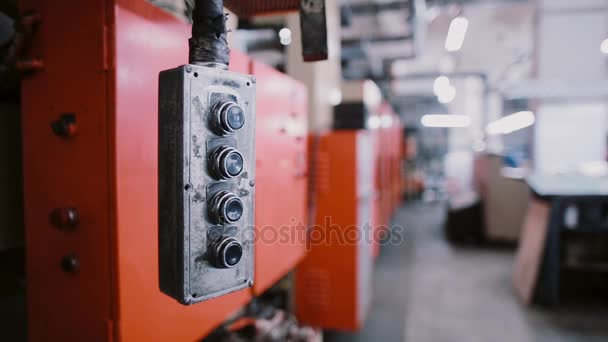 A kapcsoló egy nyomtatási létesítmény helyen lengő. A háttér hang nyomdagépek látképe. — Stock videók