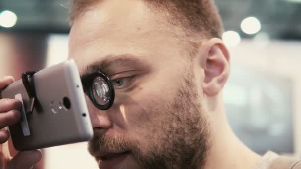 Close-up barbuto uomo attraente utilizza occhiali realtà virtuale — Video Stock