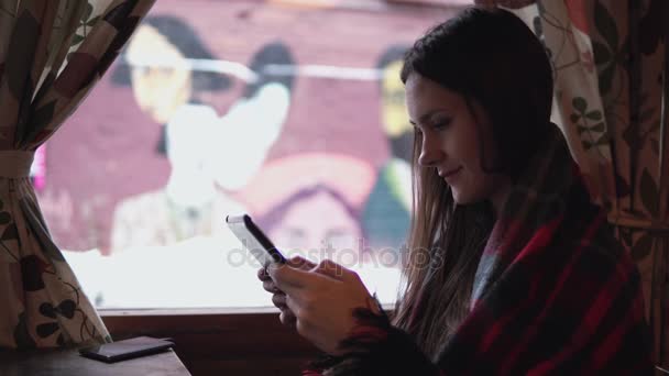 Hermosa chica joven utilizando la pantalla táctil de la tableta en la cafetería — Vídeo de stock