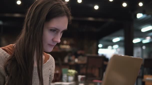 Affärskvinna som arbetar på bärbar dator i café. — Stockvideo
