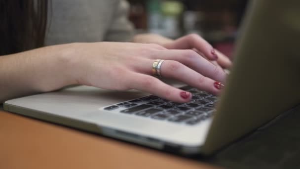 De cerca las manos. Mujer de negocios que trabaja en el ordenador portátil en la cafetería moderna 4k — Vídeos de Stock