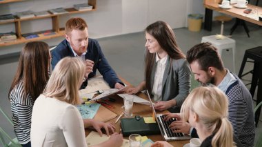 iş takım masada. modern başlangıç Office yaratıcı sürdürülebilir fikirler katılan farklı insanlarla tanışmak.