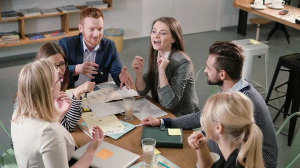Business team aan de tafel. voldoen aan diverse mensen deelnemen aan creatieve duurzame ideeën in moderne opstarten kantoor. — Stockfoto