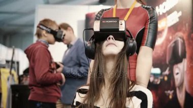5 Kasım 2016 yılında Rusya, Moskova Robotik Expo. Yakın çekim çekici kadın sanal gerçeklik gözlük kullanır
