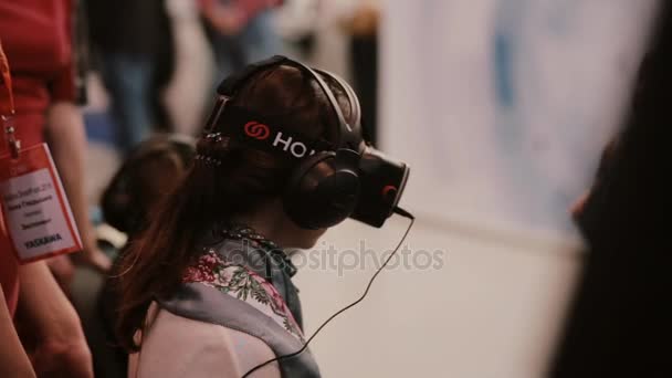 5 listopada 2016 Rosja, Moskwa robotyka Expo. Zbliżenie atrakcyjna kobieta używa okulary wirtualnej rzeczywistości — Wideo stockowe