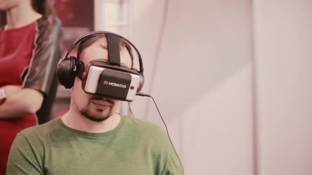 5 НОЯБРЯ 2016 РОССИЯ, MOSCOW Robotics Expo. Крупный план бородатый привлекательный мужчина использует очки виртуальной реальности — стоковое видео