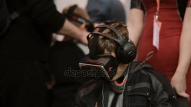 5 Kasım 2016 yılında Rusya, Moskova Robotik Expo. Yakın çekim küçük çocuk sanal gerçeklik gözlük kullanır