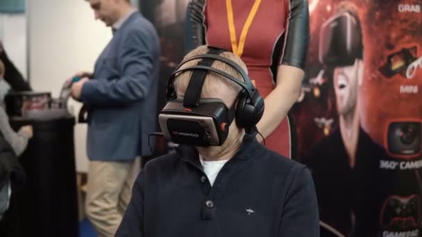 5 november 2016 Ryssland, Moskva Robotics Expo. Närbild skäggiga attraktiv man använder virtual reality-glasögon — Stockvideo