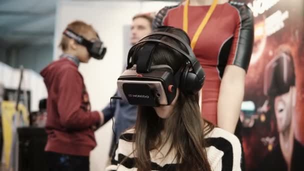 5 NOVEMBRE 2016 RUSSIA, MOSCA Robotica Expo. Close-up donna attraente utilizza occhiali realtà virtuale — Video Stock