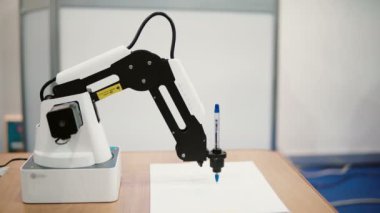 5 Kasım 2016 yılında Rusya, Moskova Robotik Expo. Robot mükemmel, hat el yazısı ile mekanik kol yazıyor. 4k