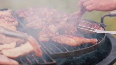 Barbekü gelen duman. Barbekü Izgara açık pişirme et dostum.