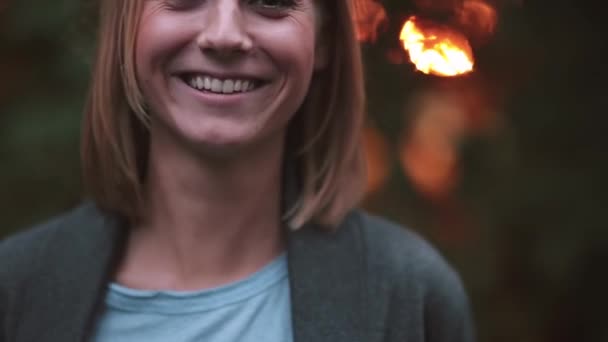 Primer plano de la joven hermosa mujer sonriendo y riendo en los rayos del sol poniente al aire libre en el verano . — Vídeos de Stock